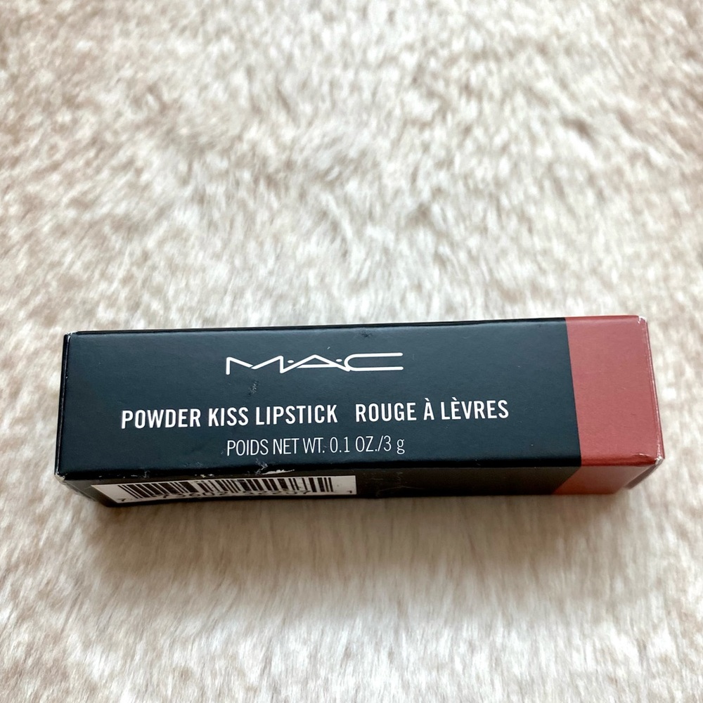 MAC Powder Kiss Lipstick 916 devoted to chili DEVOTED TO CHILI - Warm brick red - Picture 7 of 8